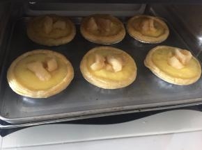 定型后在蛋挞上再添加苹果馅