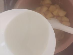 然后倒入水淀粉和20g黄油搅拌均匀