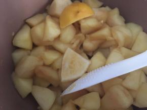 待水分完全炒至蒸发干了就挤入柠檬汁，加入盐搅拌均匀