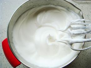 提起打蛋器观察蛋白状态：呈现完全直立的尖尖的角就好了。（千万注意要打发到位，不要有一点点的弯弯，很关键哦）