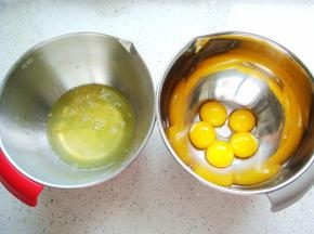 盆里要干净要无水无油，小心分离蛋白和蛋黄。