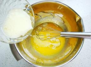 再加入玉米油和牛奶。