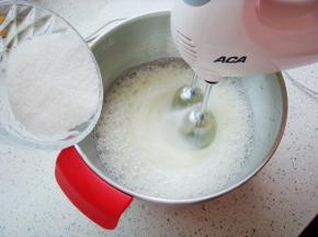 制作蛋白糊：先把烤箱预热：上140度，下120度。蛋白里滴入数滴柠檬汁，加入剩余的70克糖粉（分三次加入）先用电动打蛋器打到鱼泡泡状加入一小部分。