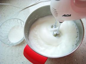 打发几圈后再次加入。最后一次加入剩余的糖粉，继续高速打发。