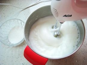 打发几圈后再次加入。最后一次加入剩余的糖粉，继续高速打发。