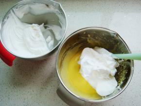 把打好的蛋白分一半倒入蛋黄糊糊里。