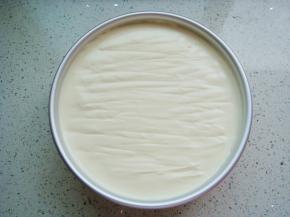 把糊糊倒入模具中八分满。在台面上镇几下，镇出大气泡，再用细竹签呈“Z”字形划出小气泡。（如多余出的糊糊可倒入纸杯一起烘烤）