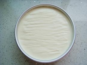 把糊糊倒入模具中八分满。在台面上镇几下，镇出大气泡，再用细竹签呈“Z”字形划出小气泡。（如多余出的糊糊可倒入纸杯一起烘烤）