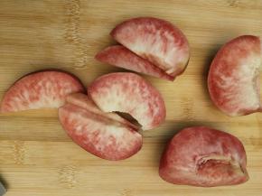 水蜜桃和绿桃切块，柠檬切片，备用