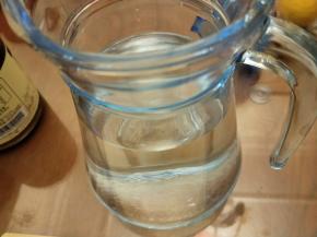 扎壶加入饮用水六分满