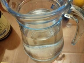 扎壶加入饮用水六分满