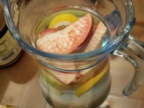 放入切好的水蜜桃块和绿桃块