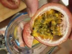 百香果切开，用勺子取果肉加入