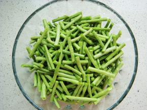 长豆角清洗干净切小段。