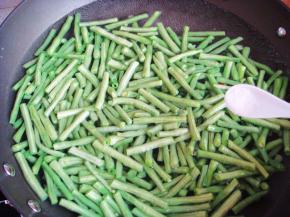 锅里加入水，开锅后倒入豆角焯水，加入少许的盐，几滴食用油，这样焯出来的豆角更翠绿。