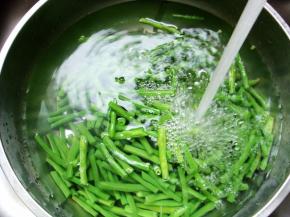 捞出豆角过凉水，沥干水分备用。