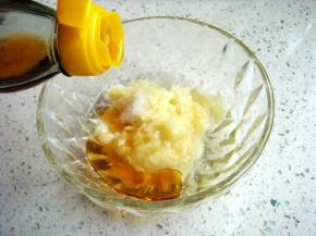 蒜捣成泥，加入盐，生抽，白醋，香油。