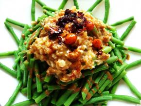 淋上芝麻酱，辣椒油（不喜辣可忽略不放）拌均匀即可。