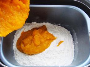 倒入南瓜泥。