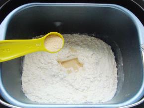 食材称好，南瓜提前入蒸锅隔水蒸熟，去皮后用筷子搅拌成泥，晾凉备用。（建议用老南瓜，口味更甜，颜色更金黄。）面粉中间挖小坑放入酵母粉，再用面粉盖上。在一侧倒入盐，避免酵母粉与盐直接接触，影响活性。