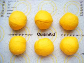 把面团平均分成6份揉圆。