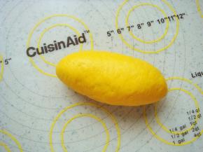 由上至下卷起来，捏紧封口。