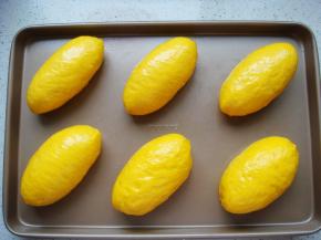 依次做好摆人烤盘中，表面刷上一层食用油。