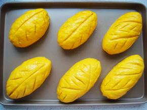 用锋利的刀片割出喜欢的花纹。