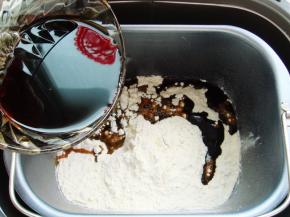 适量的水（分量内）倒入红糖里搅拌使之融化，倒入面粉中。一角处倒入盐。