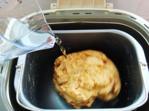 加入余下的清水。（不同牌子的面粉吸水性有差异请预留10克视面团状态适当添加）