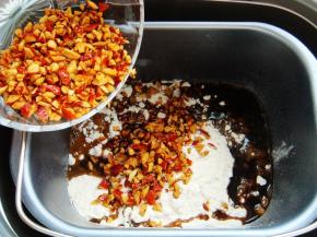 红枣提前泡软去核切成碎粒，倒入面粉中。