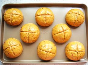 用锋利的刀片在表面划出十字刀口。