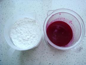 称好食材备用，红心火龙果压出汁过滤。（也可换成等量的清水）过滤后的果汁里有稍微的黑子，不影响口感。