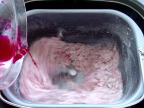 慢慢倒入剩下的果汁。（也可随个人喜好加入适量白糖）