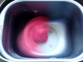 接下来，面包机自动断断续续的烘烤，搅拌。剩余最后10分钟的时候，倒入数滴食用油，避免年糕表面过干。