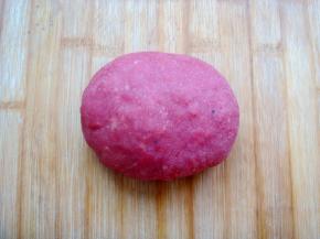 时间到，取出年糕放到砧板上，趁热揉几下，和成表面光滑的面团、（小心烫手哦）