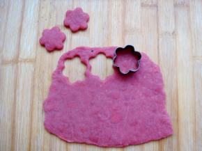 也可来个年糕凹造型：年糕趁热擀成片，用模具刻出花朵形状。