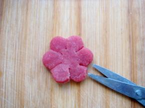 用剪刀把花瓣剪开一点。