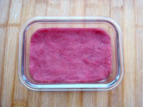 放到保鲜盒里，压平定型，密封入冰箱冷冻保存，切片加热后食用，煎炸蒸煮炒均可。火龙果年糕就做好了。