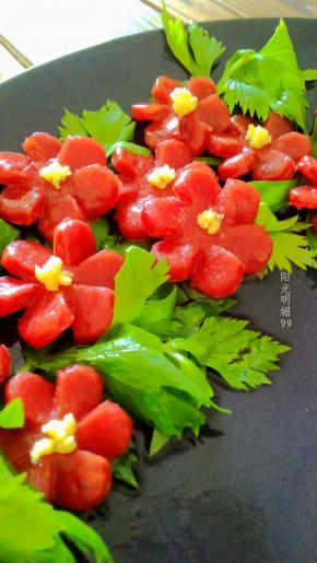 朵朵红花盛开枝头。