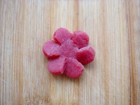 每个花瓣都顺着一个方向拧一下。