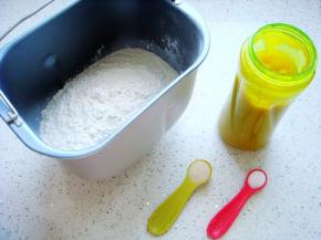 配料称好备用。芒果去皮去核，取果肉放入料理杯打成果泥。