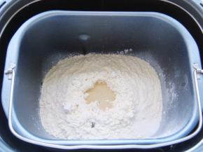 面粉里一角倒入盐，中间挖小坑倒入酵母粉，避免酵母和盐直接接触，影响活性。