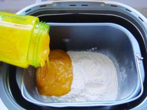 倒入芒果泥，开始和面。（不同牌子的面粉吸水性不同，建议先保留20克左右，酌情添加）