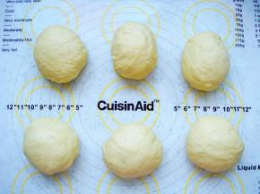 面团放到垫子上，平均分成6份。