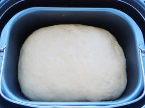 和好的面团发酵至两倍大。