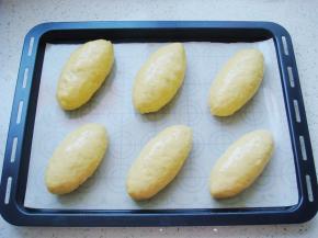 把封口向下放入烤盘中，依次做好。