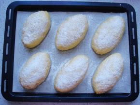 再次发酵至稍微变大，撒上薄薄的一层干面粉。