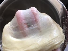 揉好的面团可以拉出手套膜。