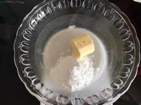 面团发酵期间制作酥皮。软化好的黄油加入糖粉，用刮刀翻拌均匀。